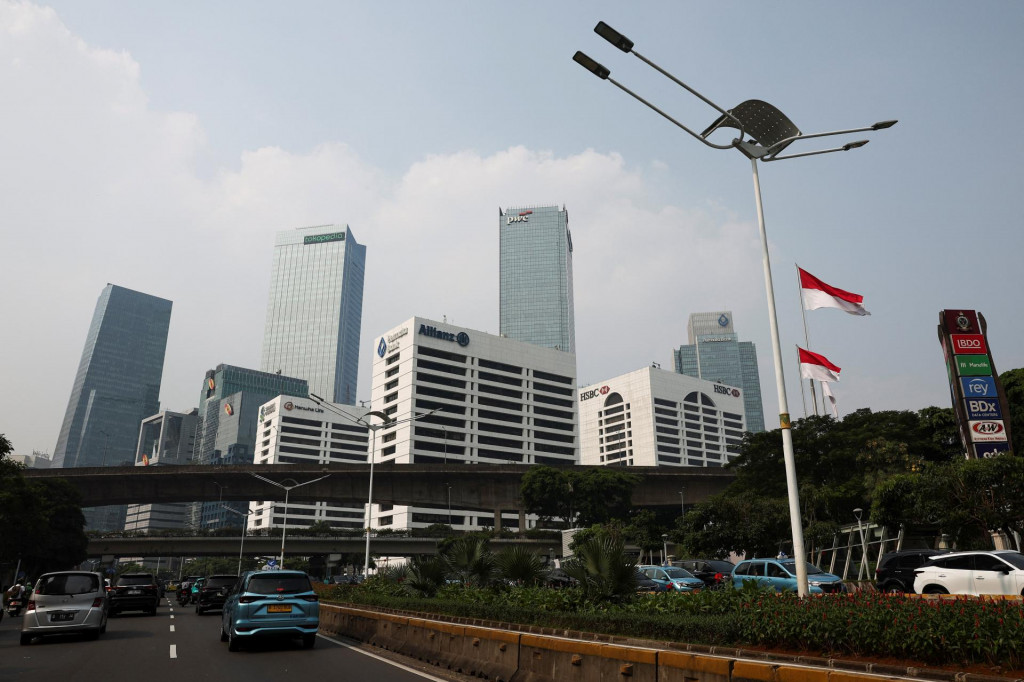 Indon&eacute;zska Jakarta patr&iacute; medzi metropoly s najr&yacute;chlej&scaron;ie rast&uacute;cou popul&aacute;ciou, v d&ocirc;sledku preľudnenia sa v&scaron;ak pot&aacute;pa. Vl&aacute;da preto pl&aacute;nuje spraviť metropolu z mesta Nusantara. FOTO: Reuters