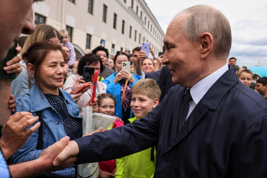Rusk&yacute; prezident Vladimir Putin sa zdrav&iacute; s ľuďmi počas jeho pr&iacute;chodu na piaty summit Združenia kraj&iacute;n juhov&yacute;chodnej &Aacute;zie a Ruska v ruskej Kazani 18. j&uacute;na 2026. FOTO: TASR/AP