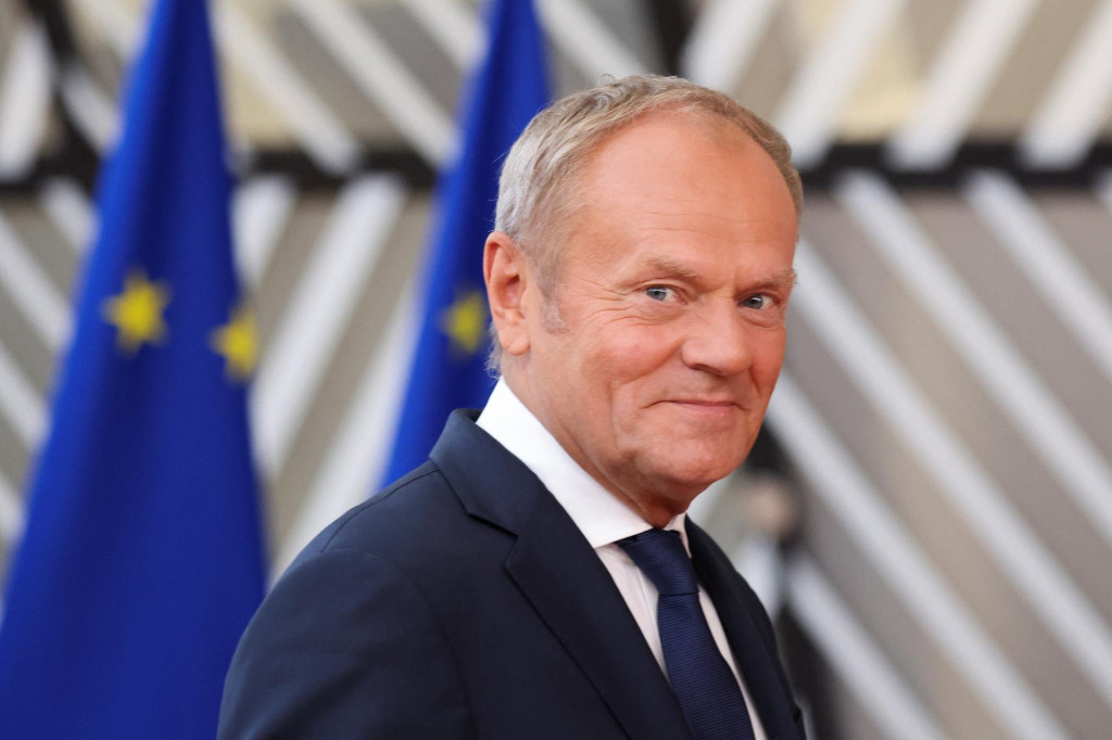 Premi&eacute;r Donald Tusk na utorkovom zasadnut&iacute; vl&aacute;dy vyhl&aacute;sil, že jeho kabinet prerokuje n&aacute;vrh uznesenia o začat&iacute; krokov smeruj&uacute;cich k zriadeniu z&aacute;kladne. FOTO: Reuters
