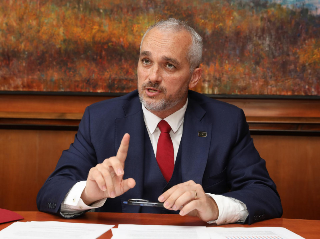 Maximili&aacute;n Str&eacute;my, rektor STU v Bratislave. FOTO: HN/Peter Mayer