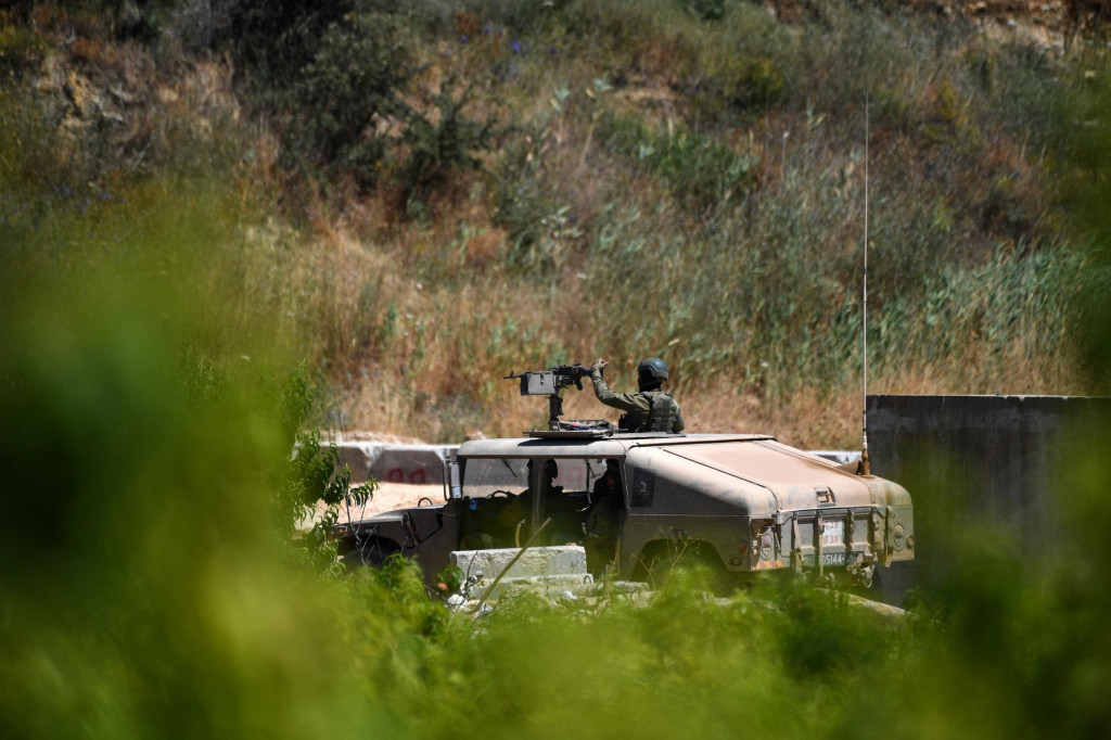 Izraelsk&eacute; vojensk&eacute; vozidl&aacute; jazdia pri izraelsko-libanonskej hranici v severnom Izraeli. FOTO: Reuters