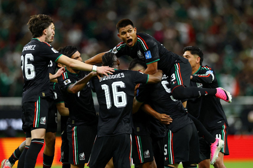 Mexick&yacute; hr&aacute;č Luis Romo oslavuje strelenie svojho prv&eacute;ho g&oacute;lu. FOTO: Reuters