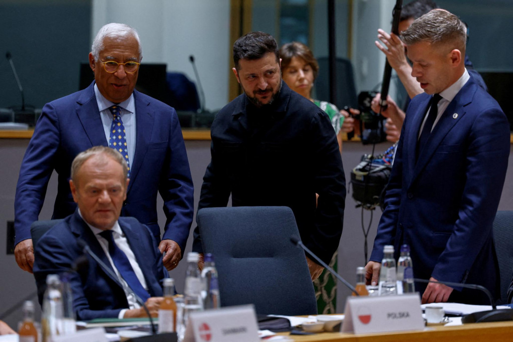 Ukrajinsk&yacute; prezident Volodymyr Zelenskyj vedľa maďarsk&eacute;ho premi&eacute;ra Petra Magyara, predsedu Eur&oacute;pskej rady Antonia Costu a poľsk&eacute;ho premi&eacute;ra Donalda Tuska počas okr&uacute;hleho stola na samite E&Uacute;. FOTO: Reuters