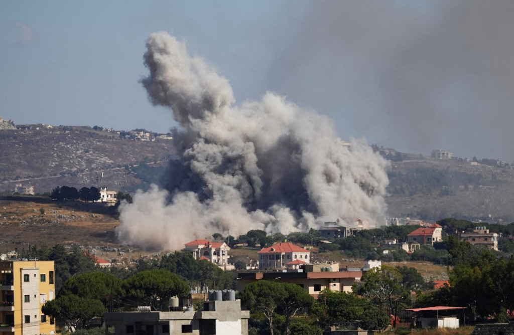 Dym sa val&iacute; z južn&eacute;ho Libanonu po izraelskom &uacute;toku. FOTO: Reuters