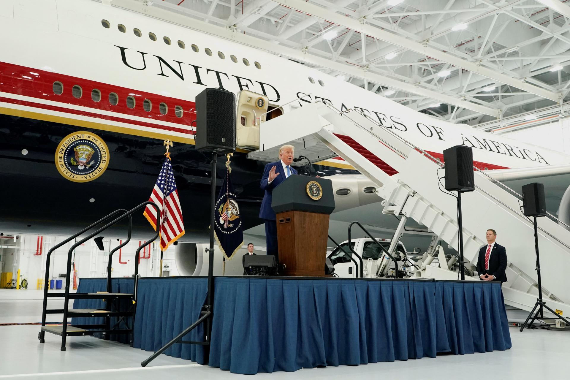 Trump predstavil nov&yacute; prezidentsk&yacute; Boeing 747 darovan&yacute; Katarom, kritici hovoria o korupcii