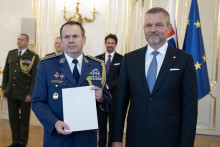 Prezident SR Peter Pellegrini a n&aacute;čeln&iacute;k Gener&aacute;lneho &scaron;t&aacute;bu Ozbrojen&yacute;ch s&iacute;l SR Miroslav Lorinc. FOTO: TASR/Pavel Neubauer