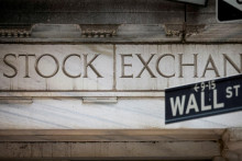 Vstup na Burzu cenn&yacute;ch papierov v New Yorku z legend&aacute;rnej ulice meniom Wall Street. FOTO: REUTERS