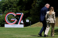 Trump v sobotu na svojej sieti Truth Social nap&iacute;sal, že Meloniov&aacute; ho o fotografiu požiadala opakovane. FOTO: Reuters