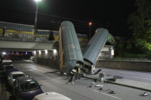 Nehoda n&aacute;kladn&eacute;ho vlaku v Mn&iacute;chove. FOTO: Reuters