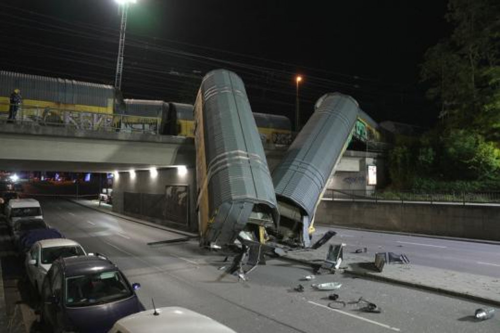 Nehoda n&aacute;kladn&eacute;ho vlaku v Mn&iacute;chove. FOTO: Reuters