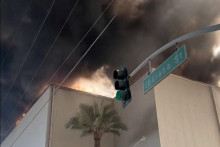 Dym st&uacute;pa po požiari v sklade v Boyle Heights. FOTO: Reuters