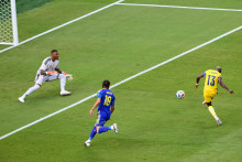 Ekv&aacute;dorsk&yacute; hr&aacute;č Enner Valencia (vpravo) strieľa cez brank&aacute;ra Curacaa Eloya Rooma, ktor&yacute; br&aacute;ni počas z&aacute;pasu E-skupiny Ekv&aacute;dor - Curacao na MS 2026 vo futbale v Kansas City. FOTO: TASR/AP