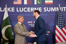 Americk&yacute; viceprezident J. D. Vance si pod&aacute;va ruku s pakistansk&yacute;m premi&eacute;rom &Scaron;ehb&aacute;zom &Scaron;ar&iacute;fom počas stretnutia na vysokej &uacute;rovni s cieľom dosiahnuť dohodu o ukončen&iacute; konfliktu na Bl&iacute;zkom v&yacute;chode. FOTO: Reuters