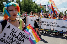 &Uacute;častn&iacute;ci skanduj&uacute; slogany na Pochode rovnosti, ktor&yacute; zorganizovala komunita LGBT+ v Kyjeve. FOTO: Reuters