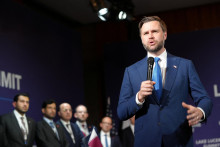 Americk&yacute; viceprezident J. D. Vance prehovoril počas &scaron;tvorstrann&eacute;ho stretnutia medzi USA, Ir&aacute;nom, Pakistanom a Katarom. FOTO: Reuters