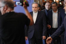 Ir&aacute;nsky minister zahraničn&yacute;ch vec&iacute; Abb&aacute;s Arakč&iacute; sa z&uacute;častňuje &scaron;tvorstrann&eacute;ho stretnutia medzi USA, Ir&aacute;nom, Pakistanom a Katarom. FOTO: Reuters