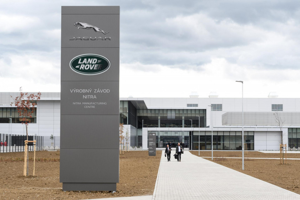 Najzn&aacute;mej&scaron;ou a ekonomicky najv&yacute;znamnej&scaron;ou spoločnosťou s indick&yacute;m z&aacute;zem&iacute;m je automobilka Jaguar Land Rover Slovakia v Nitre, ktor&aacute; patr&iacute; do koncernu Tata Motors. FOTO: TASR/Henrich Mi&scaron;ovič