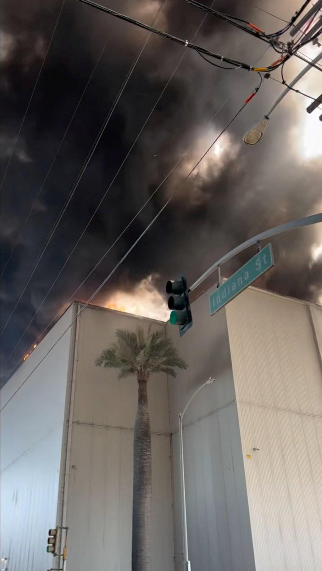 Dym st&uacute;pa po požiari v sklade v Boyle Heights. FOTO: Reuters