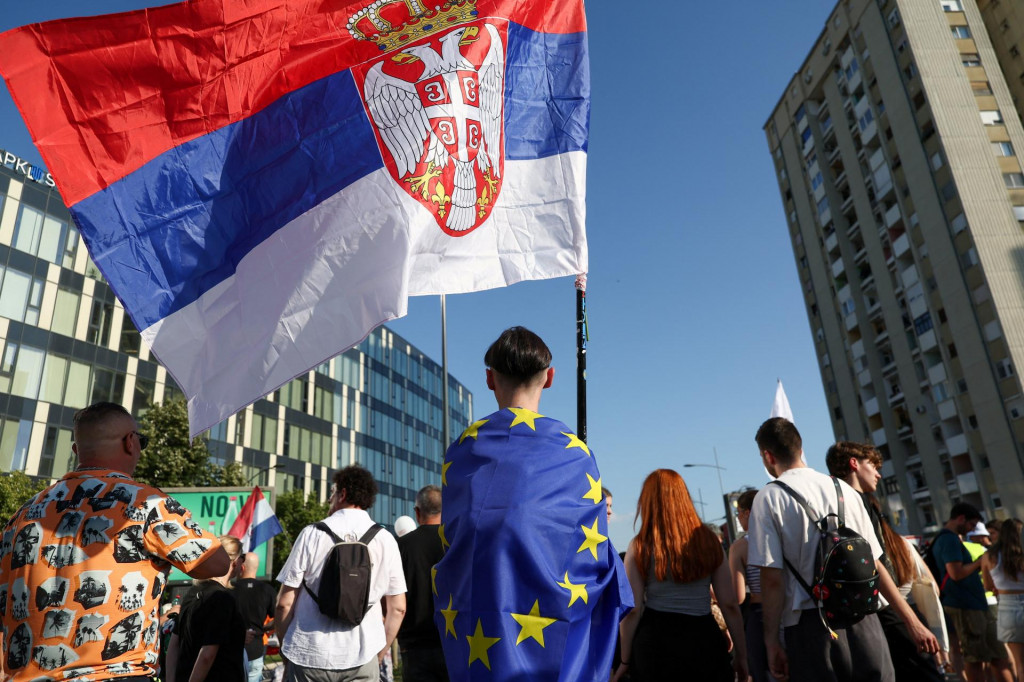 Demon&scaron;tranti sa z&uacute;častňuj&uacute; protestu veden&eacute;ho &scaron;tudentmi, ktor&iacute; sa snažia udržať dynamiku celon&aacute;rodn&eacute;ho protivl&aacute;dneho hnutia. FOTO: Reuters
