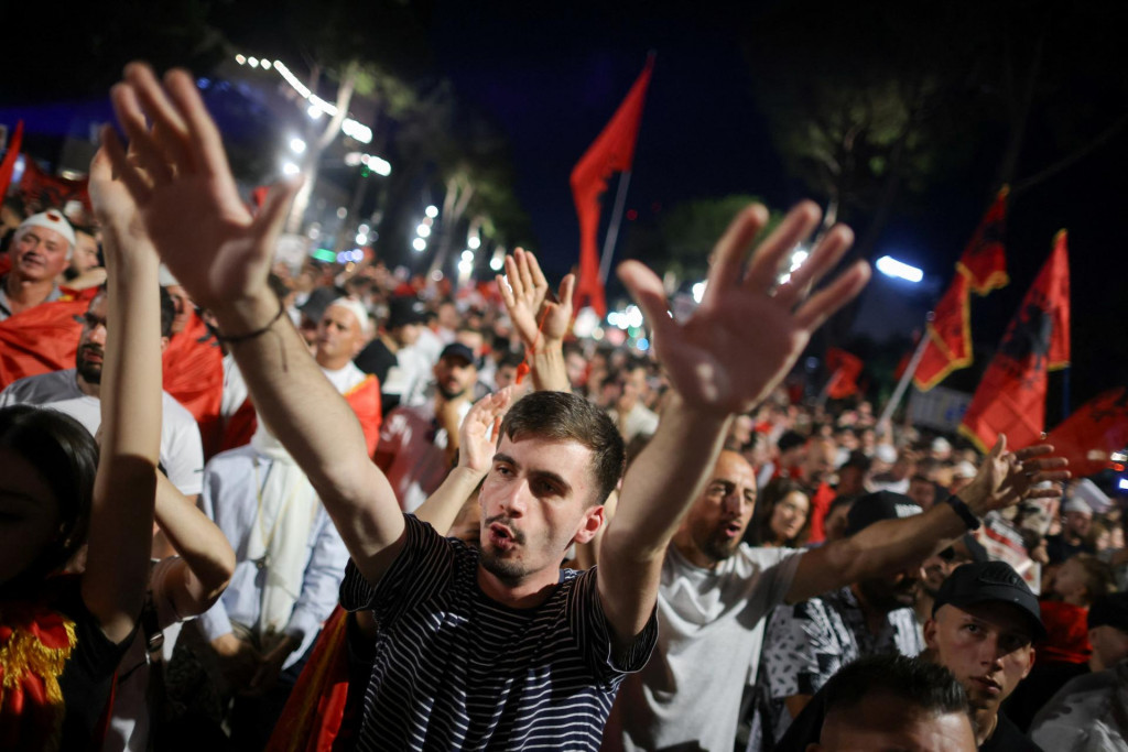 Protestuj&uacute;ci kričia slogany počas demon&scaron;tr&aacute;ci&iacute; proti vl&aacute;de v alb&aacute;nskej Tirane. FOTO: Reuters