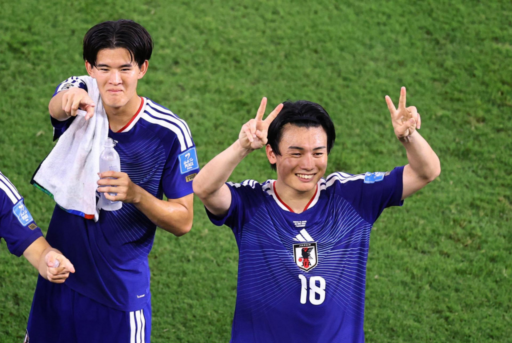 Japonci Ayase Ueda a Keisuke Goto oslavuj&uacute; po z&aacute;pase. FOTO: Reuters