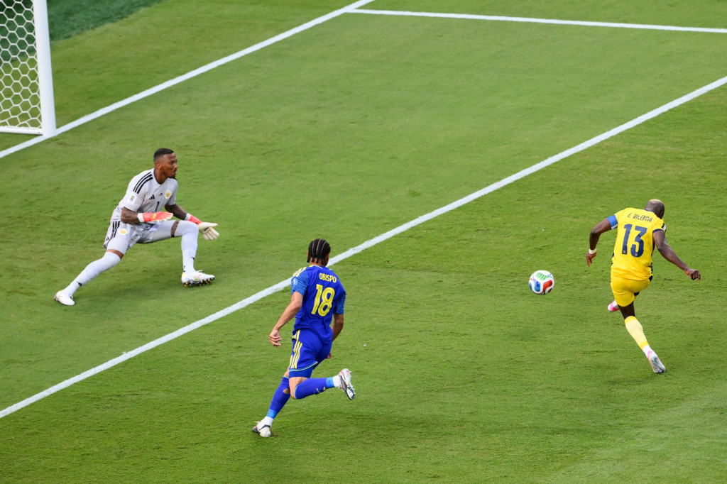 Ekv&aacute;dorsk&yacute; hr&aacute;č Enner Valencia (vpravo) strieľa cez brank&aacute;ra Curacaa Eloya Rooma, ktor&yacute; br&aacute;ni počas z&aacute;pasu E-skupiny Ekv&aacute;dor - Curacao na MS 2026 vo futbale v Kansas City. FOTO: TASR/AP