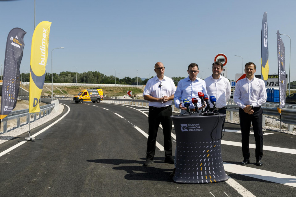 Zľava minister dopravyJozef R&aacute;ž (nominant Smer-SD), gener&aacute;lny riaditeľ N&aacute;rodnej diaľničnej spoločnosti Filip Mach&aacute;ček, oblastn&yacute; riaditeľ Budimex Pavel Zuzula a člen predstavenstva spoločnosti Budimex SA Cezary Łysenko počas sl&aacute;vnostn&eacute;ho otvorenia &uacute;seku D1 Bratislava &ndash; Triblavina, roz&scaron;&iacute;renie vr&aacute;tane križovatky D1/D4 v Bratislave. FOTO: TASR/Dano Veselsk&yacute;