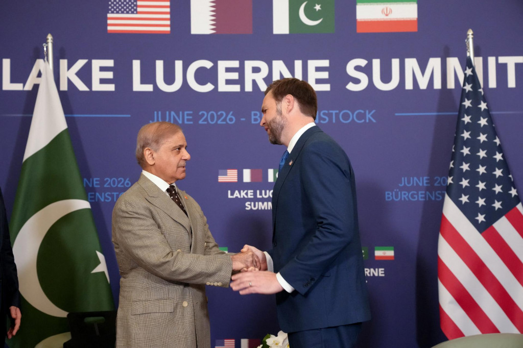 Americk&yacute; viceprezident J. D. Vance si pod&aacute;va ruku s pakistansk&yacute;m premi&eacute;rom &Scaron;ehb&aacute;zom &Scaron;ar&iacute;fom počas stretnutia na vysokej &uacute;rovni s cieľom dosiahnuť dohodu o ukončen&iacute; konfliktu na Bl&iacute;zkom v&yacute;chode. FOTO: Reuters