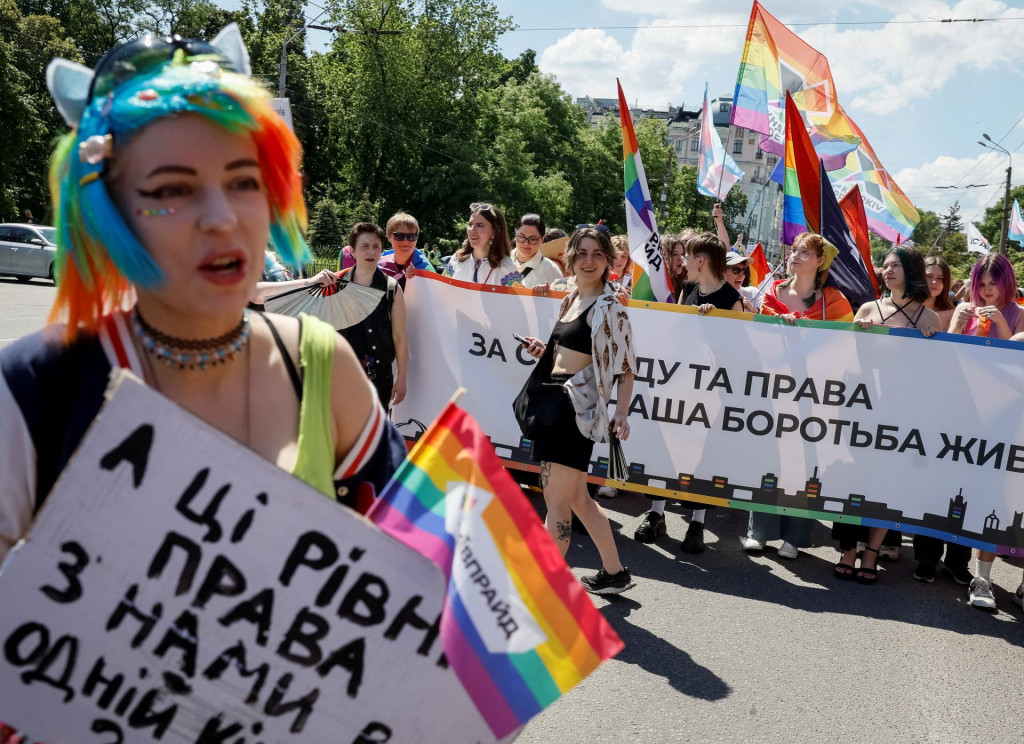 &Uacute;častn&iacute;ci skanduj&uacute; slogany na Pochode rovnosti, ktor&yacute; zorganizovala komunita LGBT+ v Kyjeve. FOTO: Reuters