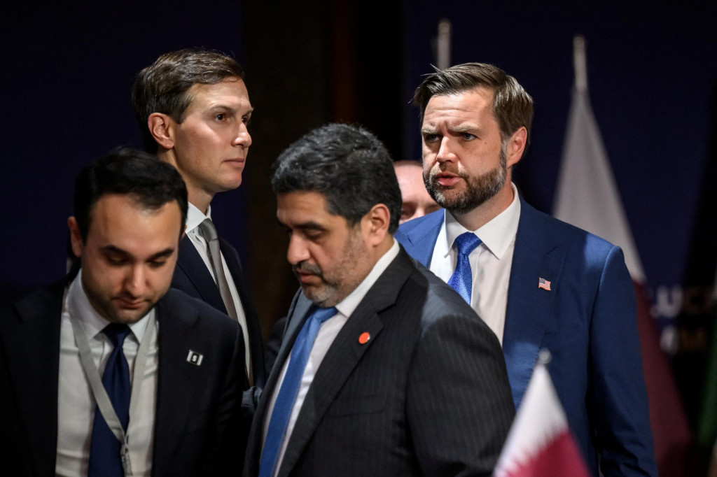 Americk&yacute; viceprezident J. D. Vance hovor&iacute; vedľa zaťa americk&eacute;ho prezidenta Donalda Trumpa Jareda Kushnera pred &scaron;tvorstrann&yacute;m stretnut&iacute;m medzi Spojen&yacute;mi &scaron;t&aacute;tmi, Ir&aacute;nom, Pakistanom a Katarom v luxusnom hotelovom komplexe Burgenstock s v&yacute;hľadom na Luzernsk&eacute; jazero vo &Scaron;vajčiarsku. FOTO: Reuters