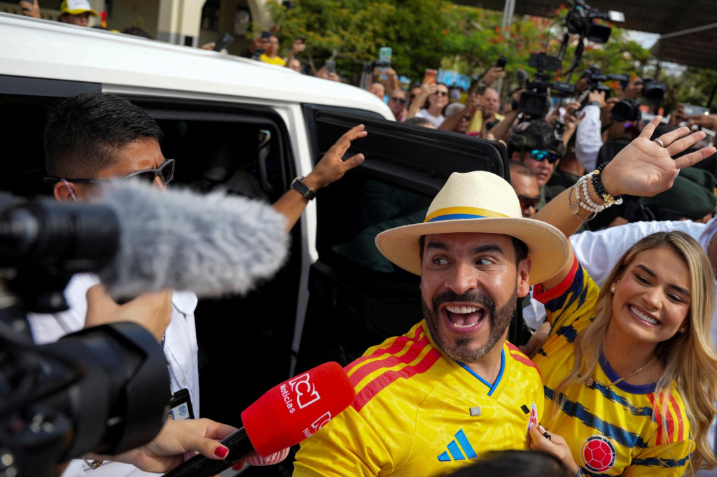Kolumbijsk&yacute; pravicov&yacute; prezidentsk&yacute; kandid&aacute;t Abelardo De La Espriella v spoločnosti svojej manželky Any Lucie Pinedy. FOTO: Reuters