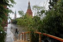 Z&aacute;hrady neďaleko Červen&eacute;ho n&aacute;mestia a Kremľa v centre Moskvy. FOTO: Reuters