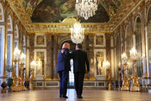 Americk&yacute; prezident Donald Trump a franc&uacute;zsky prezident Emmanuel Macron na prehliadke pal&aacute;ca vo Versailles. FOTO: REUTERS