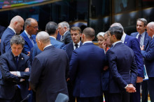 Nemeck&yacute; kancel&aacute;r Friedrich Merz (druh&yacute; zľava), franc&uacute;zsky prezident Emmanuel Macron (uprostred) a predsedn&iacute;čka Eur&oacute;pskej komisie Ursula von der Leyenov&aacute; (uprostred vpravo) počas rokovania v Bruseli 19. j&uacute;na 2026. FOTO: TASR/AP