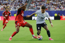 Uruguajsk&yacute; hr&aacute;č Brian Rodriguez v akcii so Stevenom Moreirom z Kapverd. FOTO: Reuters