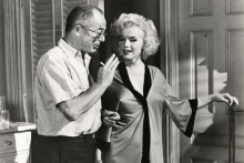 Billy Wilder obdivoval Marilyn Monroe ako v&yacute;nimočn&yacute; filmov&yacute; &uacute;kaz, no pr&aacute;ca s ňou ho počas nakr&uacute;cania kom&eacute;die Niekto to r&aacute;d hor&uacute;ce priv&aacute;dzala do z&uacute;falstva. FOTO: Wikimedia Commons