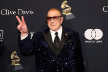 FILE PHOTO: Clive Davis attends the Pre-GRAMMY gala, hosted by the Recording Academy and Clive Davis, in Beverly Hills, California, February 3, 2024. REUTERS/Mario Anzuoni/File Photo FOTO: Mario Anzuoni