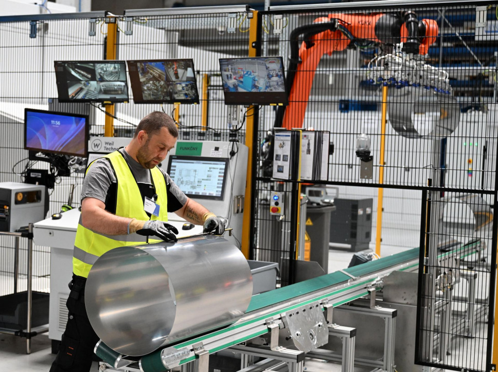 Baterk&aacute;reň v &Scaron;uranoch bude potrebovať 300 gigawatthod&iacute;n elektriny ročne, pričom bat&eacute;rie bud&uacute; podľa eur&oacute;pskych pravidiel musieť preukazovať, ak&aacute; je ich emisn&aacute; stopa. FOTO: TASR/Roman Hanc