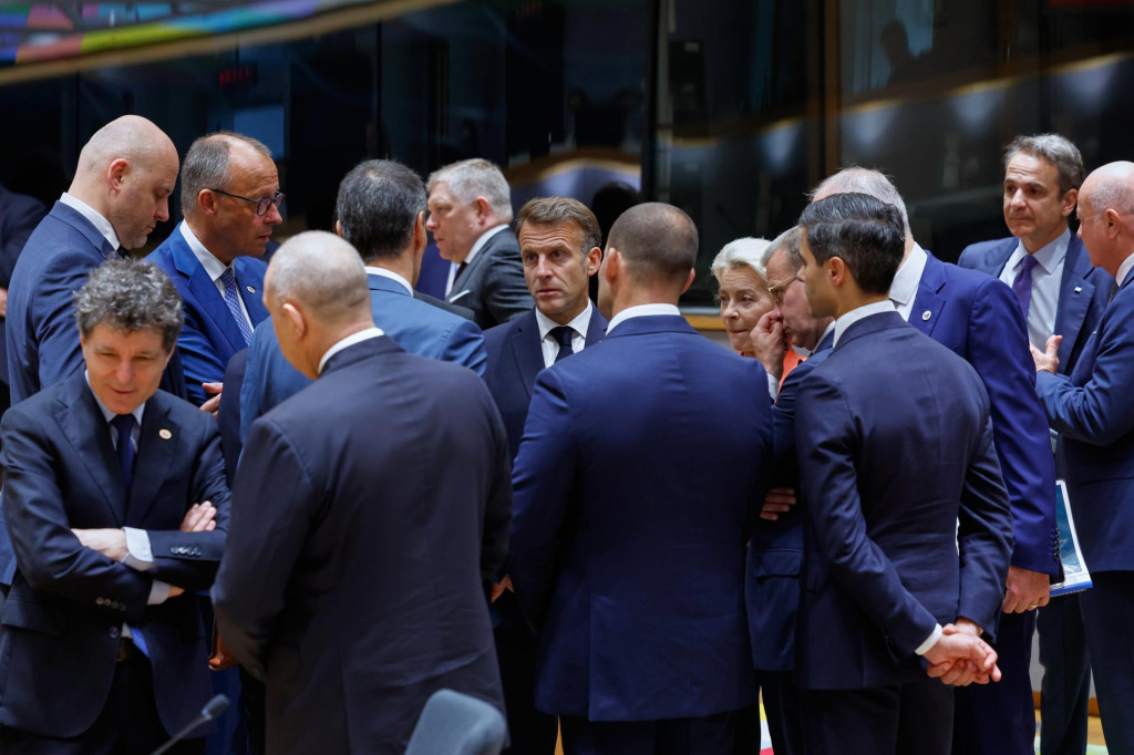 Nemeck&yacute; kancel&aacute;r Friedrich Merz (druh&yacute; zľava), franc&uacute;zsky prezident Emmanuel Macron (uprostred) a predsedn&iacute;čka Eur&oacute;pskej komisie Ursula von der Leyenov&aacute; (uprostred vpravo) počas rokovania v Bruseli 19. j&uacute;na 2026. FOTO: TASR/AP