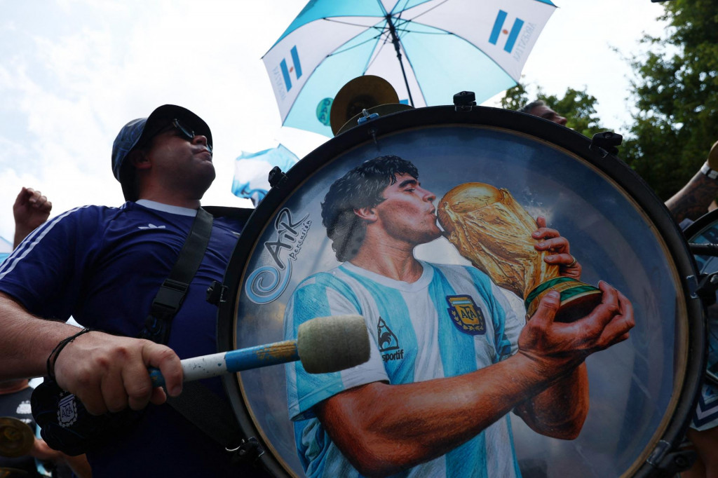 Diego Maradona zdob&iacute; aj bubon argent&iacute;skych fan&uacute;&scaron;ikov na tohtoročn&yacute;ch MS vo futbale 2026. FOTO: REUTERS