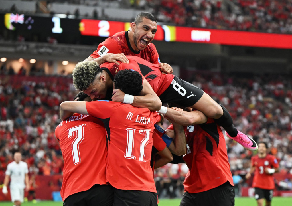 Egyptsk&yacute; hr&aacute;č Mahmoud Trezeguet oslavuje so spoluhr&aacute;čmi. FOTO: Reuters