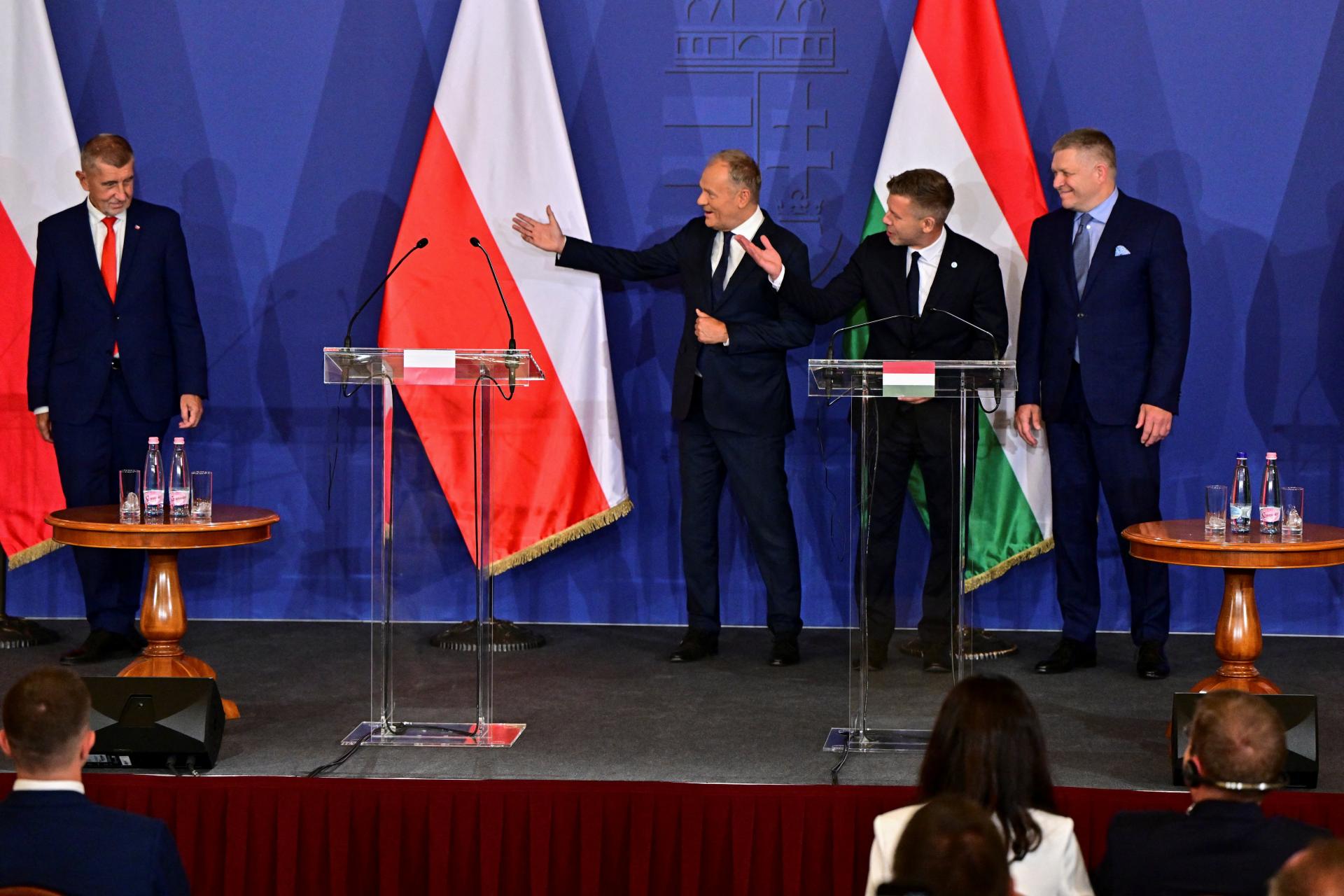 V4 je sp&auml;ť, hl&aacute;sil Fico v Maďarsku. Samit v&scaron;ak uk&aacute;zal, že star&eacute; spory &uacute;plne nezmizli