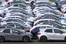 Predaj &aacute;ut s benz&iacute;nov&yacute;m motorom sa zn&iacute;žil približne o 19 percent a zhruba v rovnakom rozsahu klesol aj predaj vozidiel s naftov&yacute;m motorom. FOTO: TASR/DPA