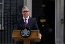 Britsk&yacute; predseda vl&aacute;dy sir Keir Starmer oznamuje svoju rezign&aacute;ciu pred vchodom do svojho premiersk&eacute;ho s&iacute;dla na Downing Street 10 v Lond&yacute;ne. FOTO: REUTERS
