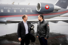 WA 7 Nuuk - D&aacute;nsky minister obrany Jeppe Bruus Christensen (vľavo), ktor&eacute;ho v&iacute;ta gr&oacute;nsky minister zahraničn&yacute;ch vec&iacute;, obchodu a nerastn&yacute;ch surov&iacute;n Mute B. Egede na letisku v gr&oacute;nskej metropole Nuuk. FOTO: TASR/AP