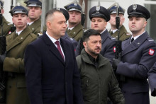 Na arch&iacute;vnej sn&iacute;mke z 19. decembra 2025 poľsk&yacute; prezident Karol Nawrocki a ukrajinsk&yacute; prezident Volodymyr Zelenskyj kr&aacute;čaj&uacute; počas uv&iacute;tacieho ceremoni&aacute;lu vo Var&scaron;ave. FOTO: TASR/AP
