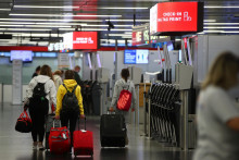 Zn&aacute;me pravidlo, ktor&eacute; obmedzovalo prepravu tekut&iacute;n v pr&iacute;ručnej batožine na maxim&aacute;lne 100 mililitrov, platilo v leteckej doprave dlh&yacute;ch 20 rokov. FOTO: Reuters