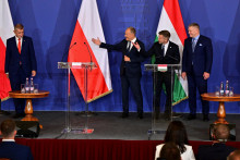 Zoskupenie V4 v utorok op&auml;ť zasadlo. FOTO: Reuters