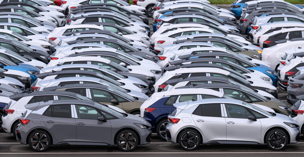 Predaj &aacute;ut s benz&iacute;nov&yacute;m motorom sa zn&iacute;žil približne o 19 percent a zhruba v rovnakom rozsahu klesol aj predaj vozidiel s naftov&yacute;m motorom. FOTO: TASR/DPA