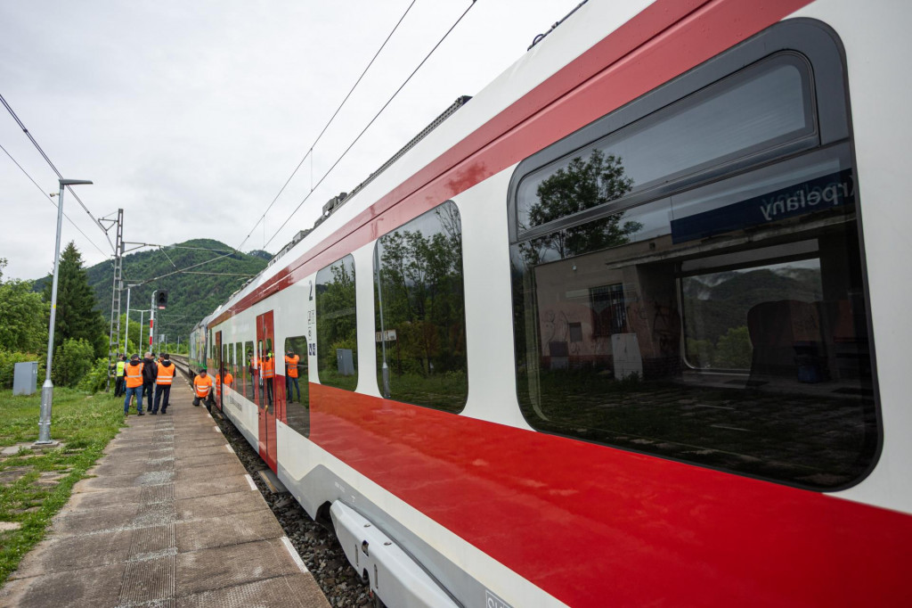 Extr&eacute;mne teploty m&ocirc;žu podľa ZSSK ovplyvniť železničn&eacute; vozidl&aacute;, technick&eacute; zariadenia aj infra&scaron;trukt&uacute;ru, čo sa m&ocirc;že prejaviť aj na plynulosti dopravy. FOTO: TASR/Daniel Stehl&iacute;k